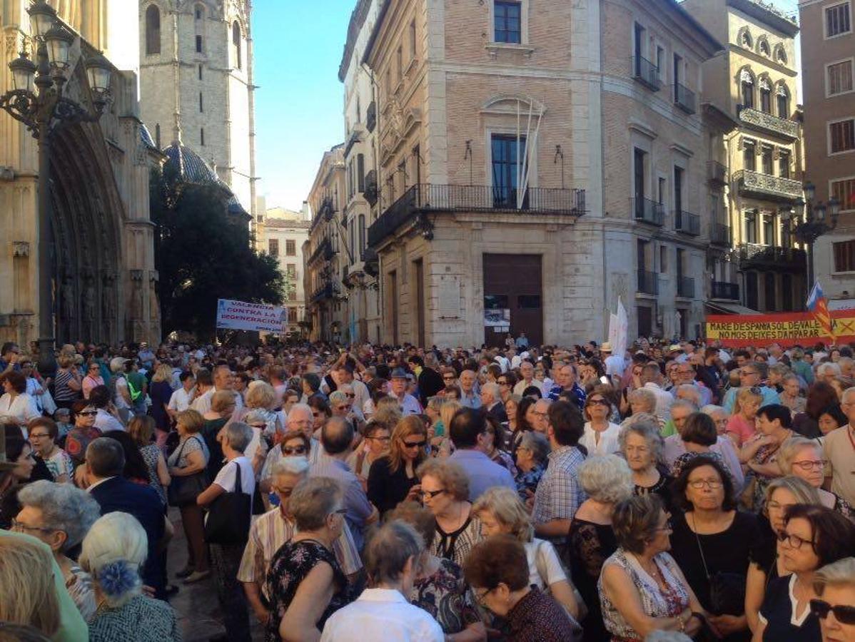 Fotos del apoyo masivo de los valencianos al acto de desagravio a la Mare de Déu