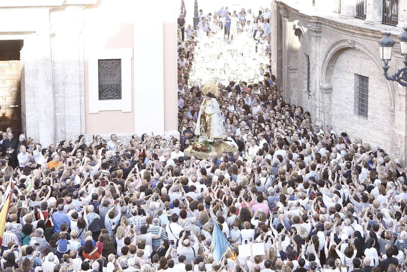 Fotos del apoyo masivo de los valencianos al acto de desagravio a la Mare de Déu