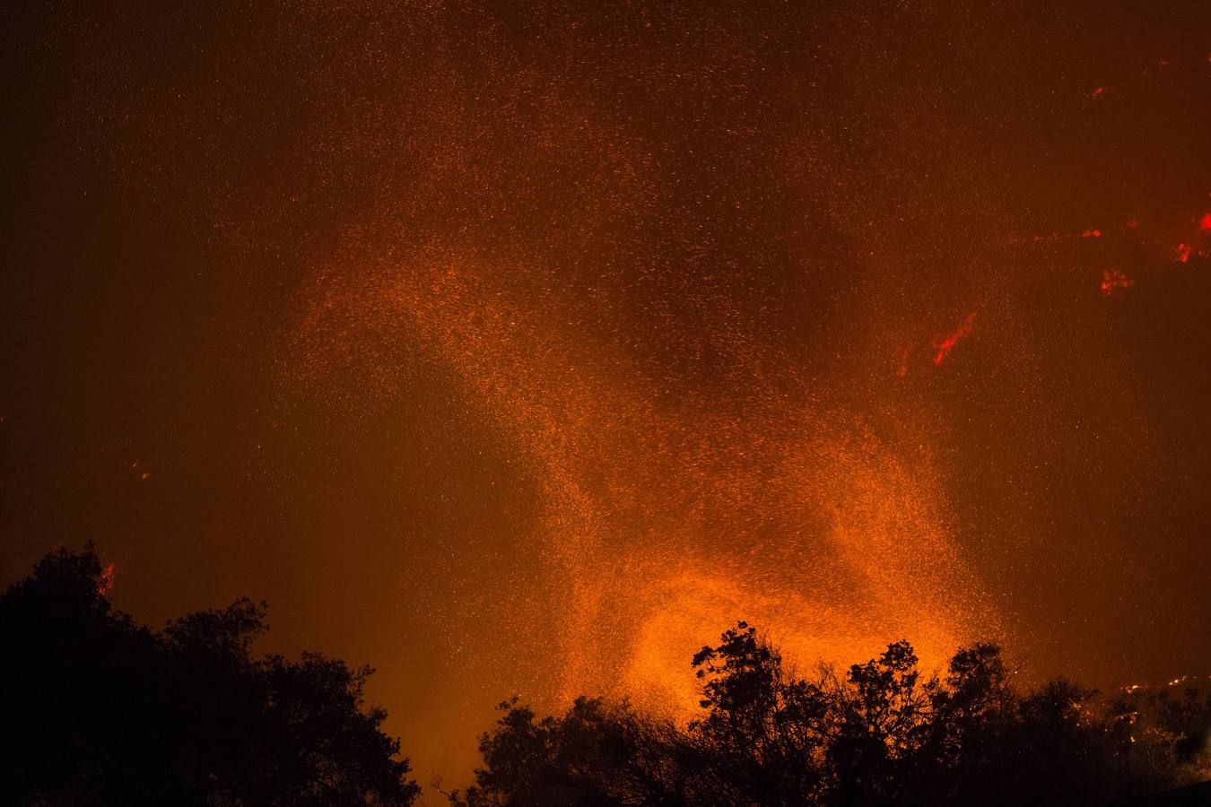 Incendio en Santa Bárbara. Un remolino, o tornado, de fuego se eleva ante el avance de las llamas cerca de Santa Bárbara (California).