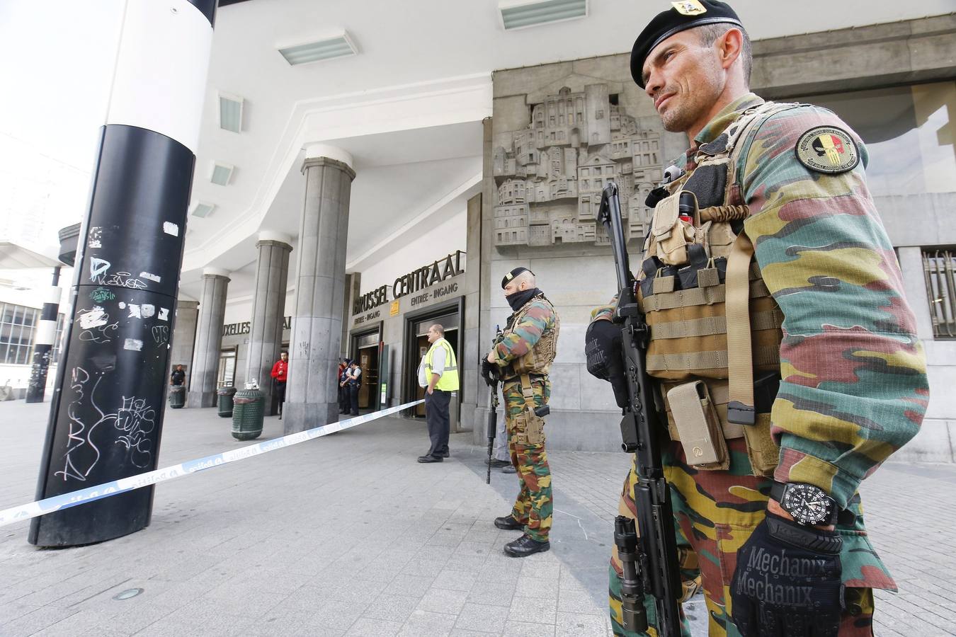 Máxima seguridad en Bruselas. Soldados belgas establecen un perímetro de seguridad tras la evacuación tras descubrirse dos paquetes sospechosos en la estación central de Bruselas, Bélgica hoy 19 de junio de 2016. El primer ministro belga, Charles Michel, anunció que Bélgica mantendrá el nivel de alerta actual, 3 en una escala de 4, tras la operación antiterrorista en la que fueron detenidos 12 sospechosos que presuntamente planeaban un atentado inminente.