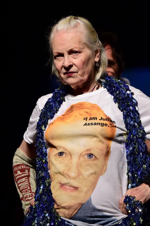 'Yo soy Julian Assange'. La diseñadora Vivienne Westwood, con una camiseta con el lema 'Yo soy Julian Assange', que empieza su quinto año recluido en la embajada de Ecuador en Londres.