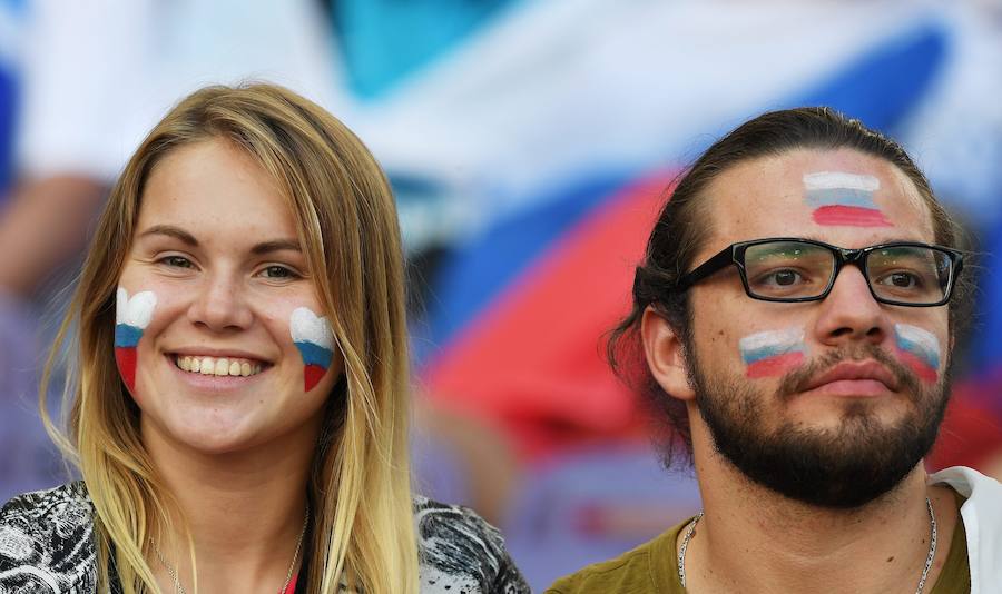 Fotos de los aficionados de Gales y Rusia