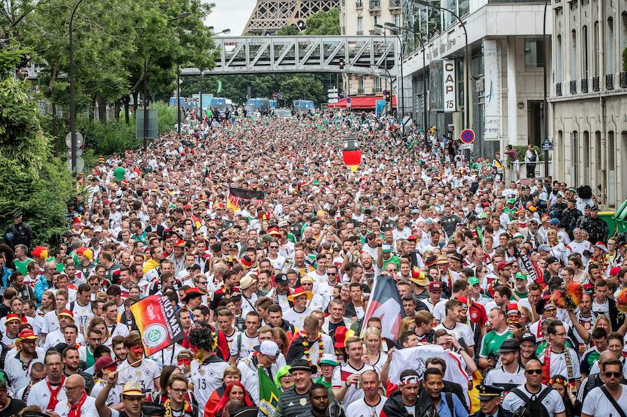 Fotos de los aficionados de Alemania e Irlanda del Norte