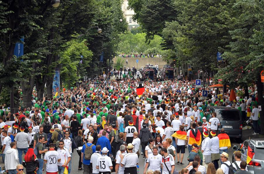 Fotos de los aficionados de Alemania e Irlanda del Norte