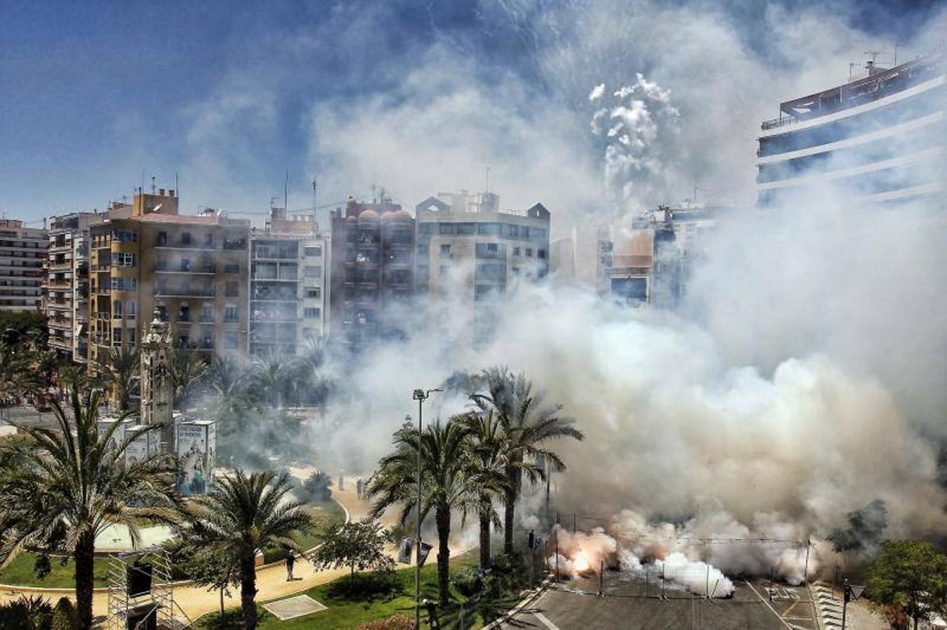 La cuarta mascletá se queda corta de tiempo pero encandila al público