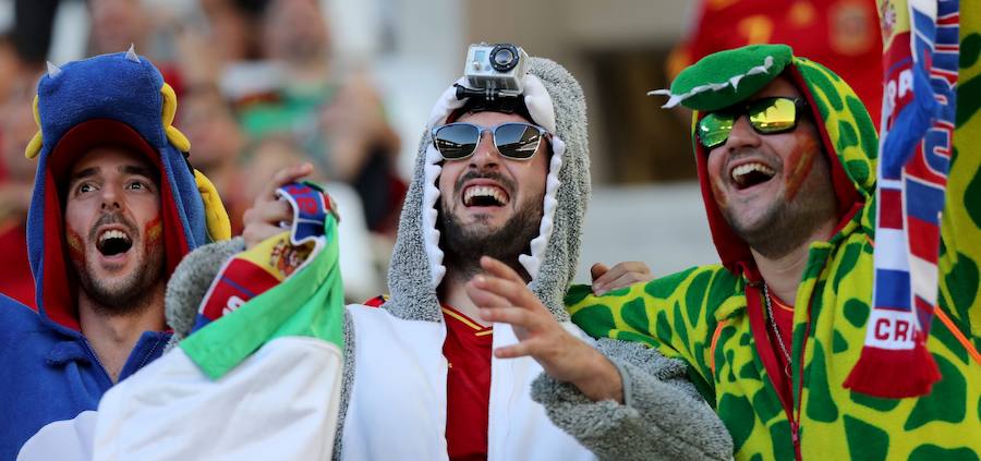 Fotos de las aficiones española y croata