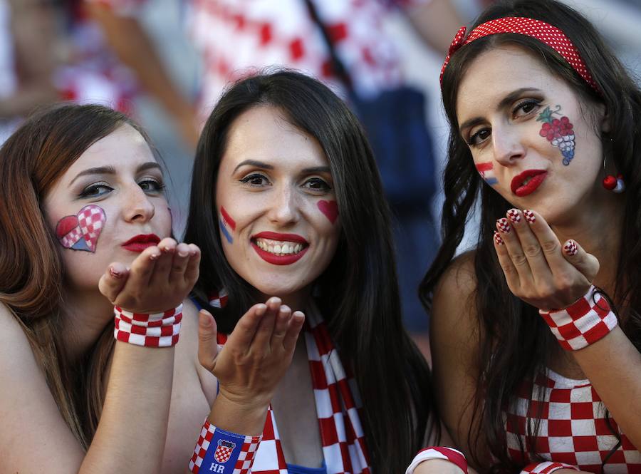 Fotos de las aficiones española y croata