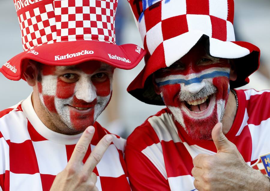 Fotos de las aficiones española y croata