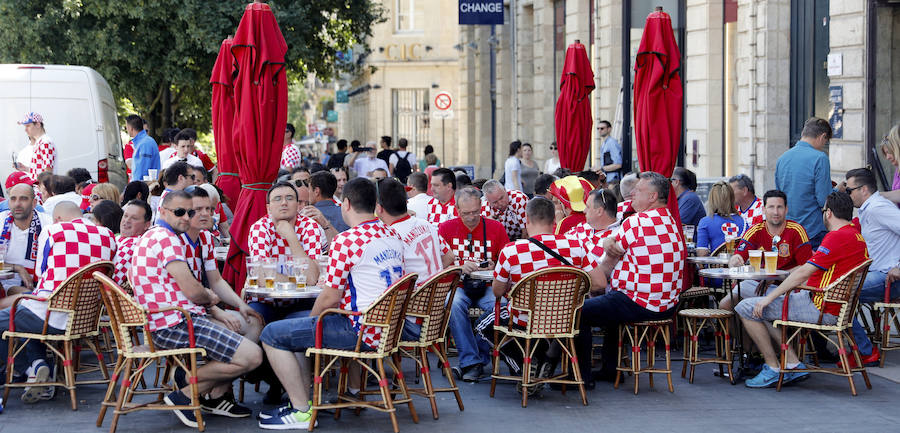 Fotos de las aficiones española y croata