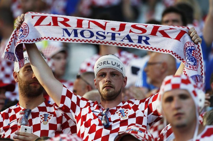 Fotos de las aficiones española y croata