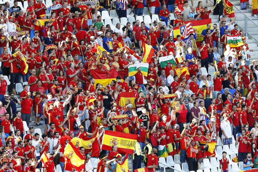 Fotos de las aficiones española y croata