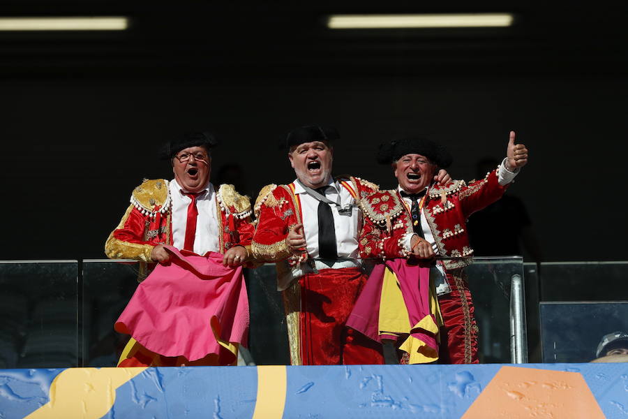 Fotos de las aficiones española y croata