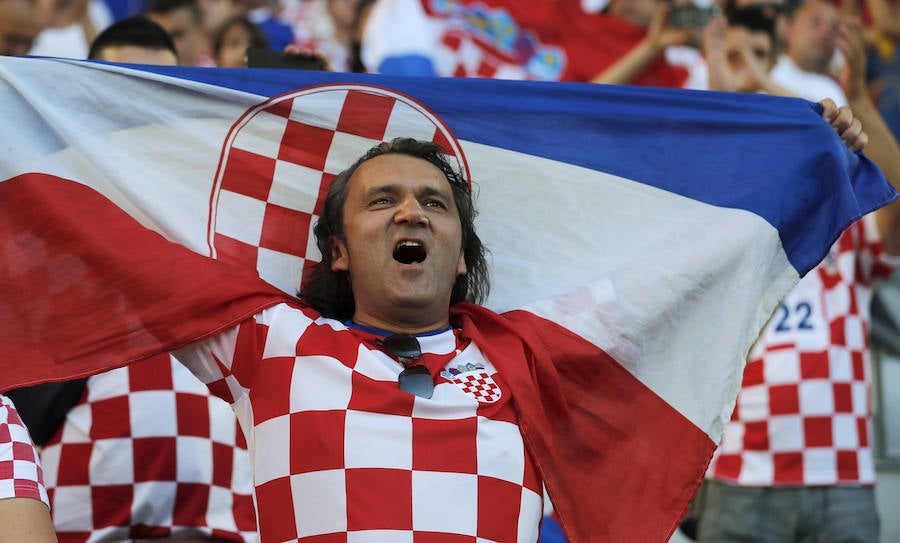 Fotos de las aficiones española y croata