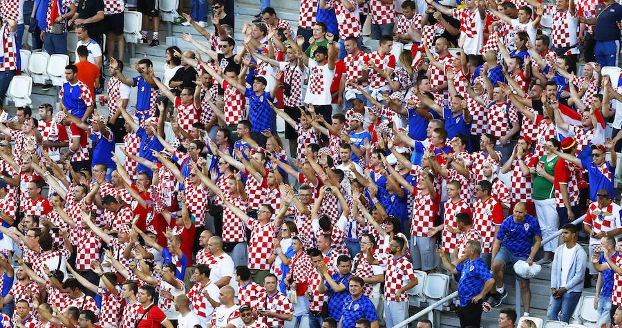 Fotos de las aficiones española y croata