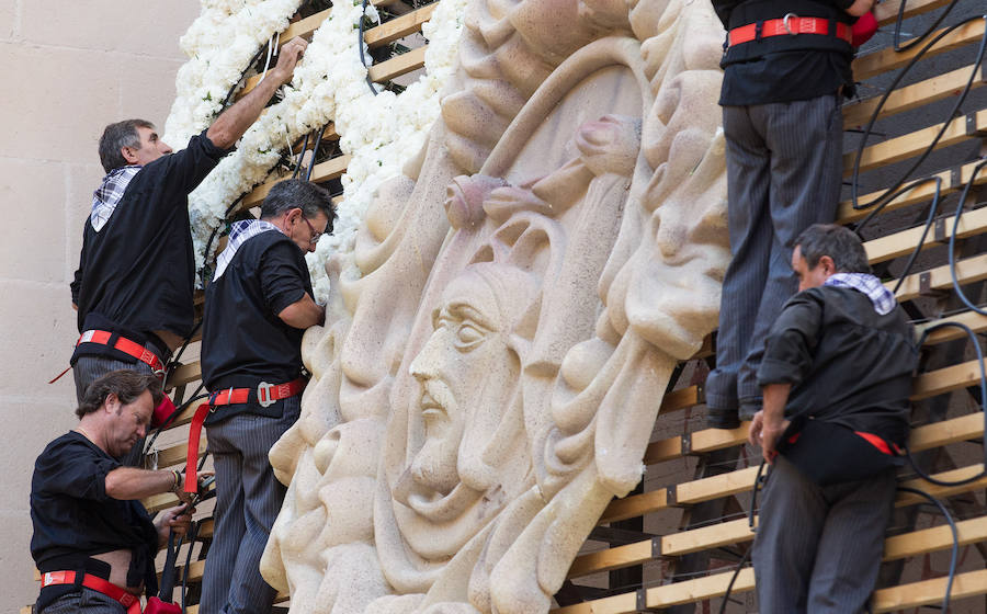 Primer día de ofrenda de Flores a la Virgen del Remedio