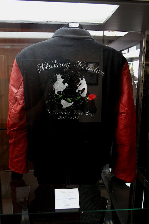 Chaqueta personalizada que Whitney Houston usó en su tour 'Greatest Love' (1987).