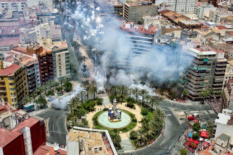 Muchas nueces y poco ruido en la sexta mascletá de Hogueras