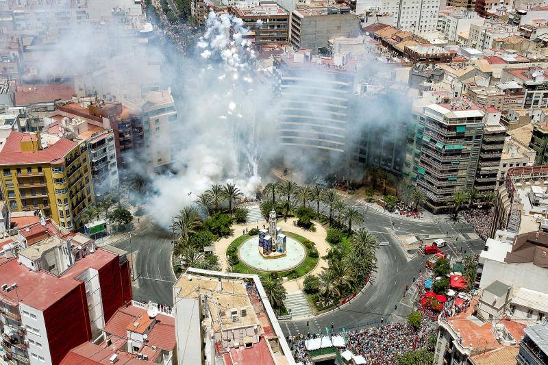 Muchas nueces y poco ruido en la sexta mascletá de Hogueras