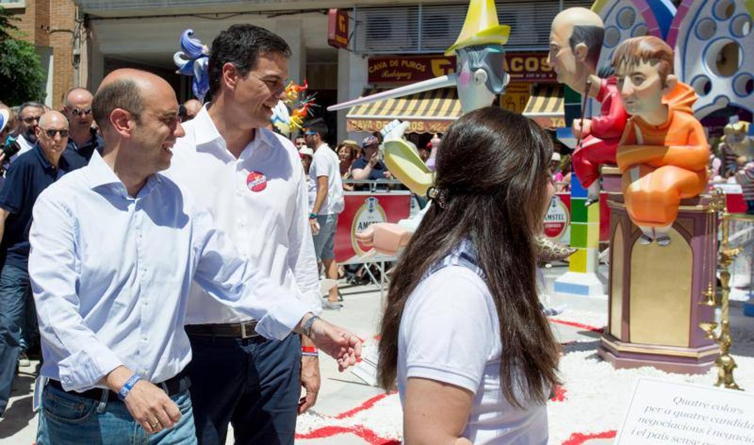 Pedro Sánchez visita la Hoguera Oficial y la de Sèca-Autobusos