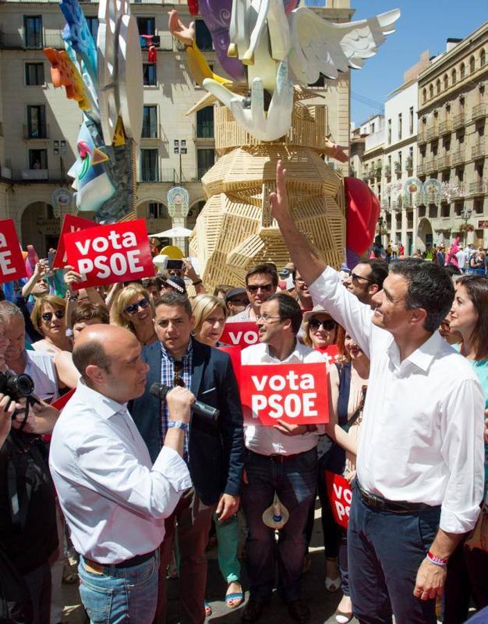 Pedro Sánchez visita la Hoguera Oficial y la de Sèca-Autobusos