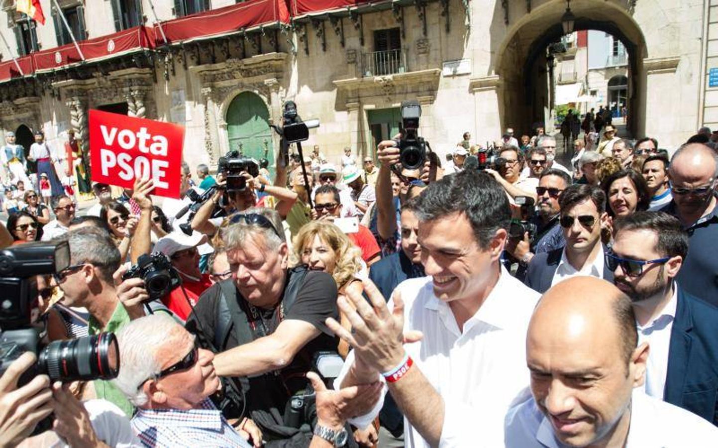 Pedro Sánchez visita la Hoguera Oficial y la de Sèca-Autobusos