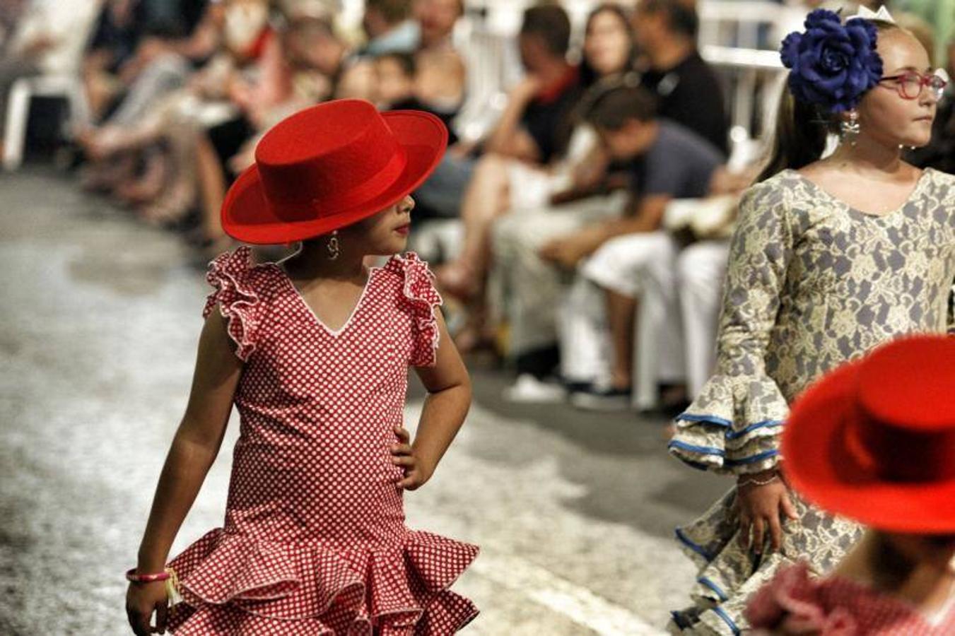 El desfile folclórico llena las calles de Alicante de música y color