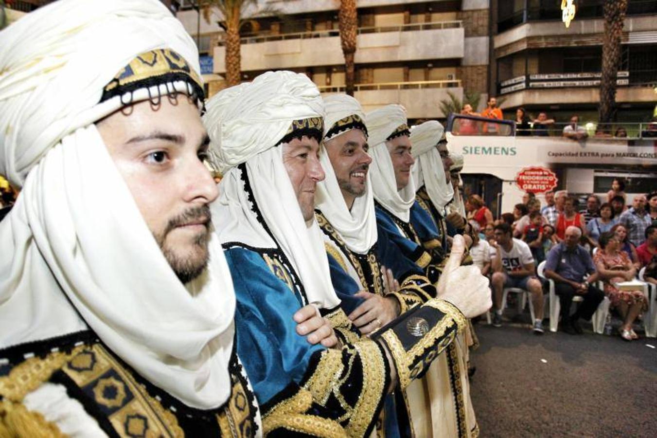 El desfile folclórico llena las calles de Alicante de música y color