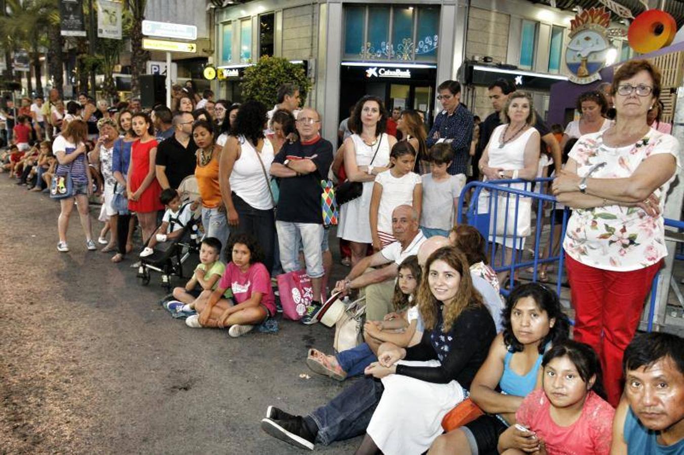 El desfile folclórico llena las calles de Alicante de música y color