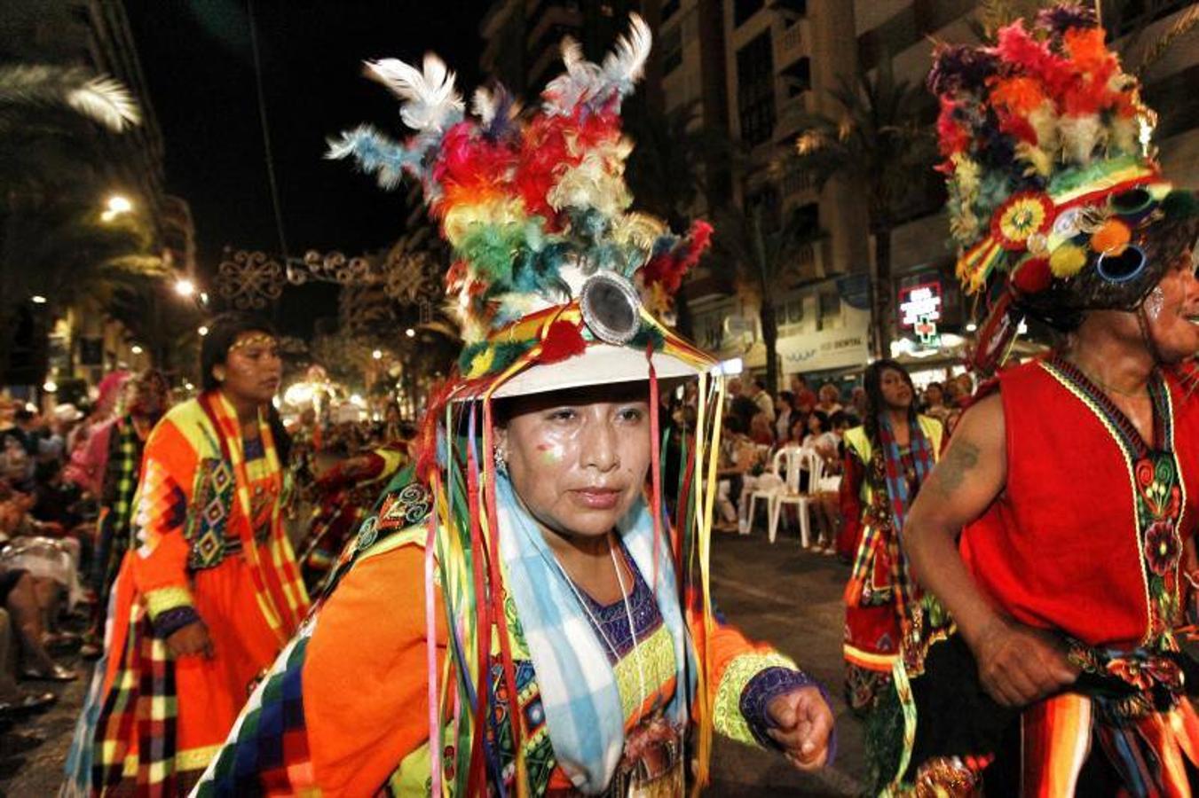 El desfile folclórico llena las calles de Alicante de música y color