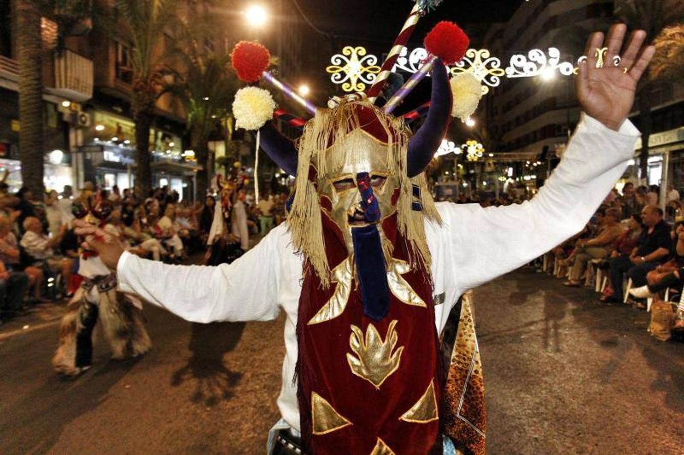 El desfile folclórico llena las calles de Alicante de música y color