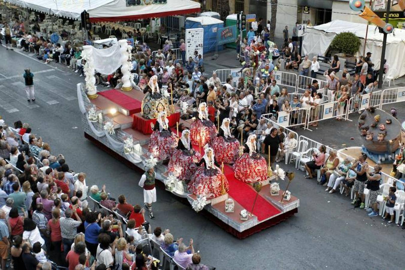 El desfile folclórico llena las calles de Alicante de música y color