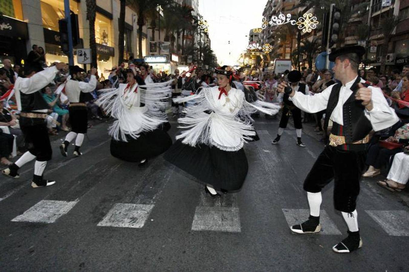 El desfile folclórico llena las calles de Alicante de música y color