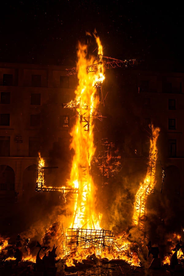 Noche de cremá de Hogueras de San Juan 2016