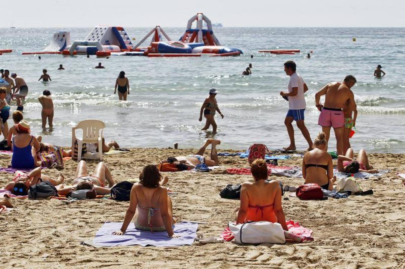 La playa del Postiguet llena tras la llegada oficial del verano