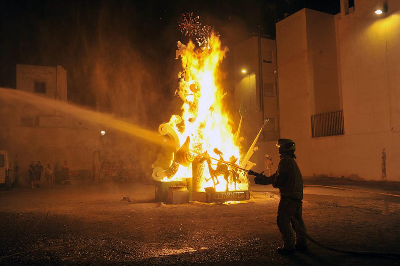 Fuego y agua en la cremà del Raval de Elche