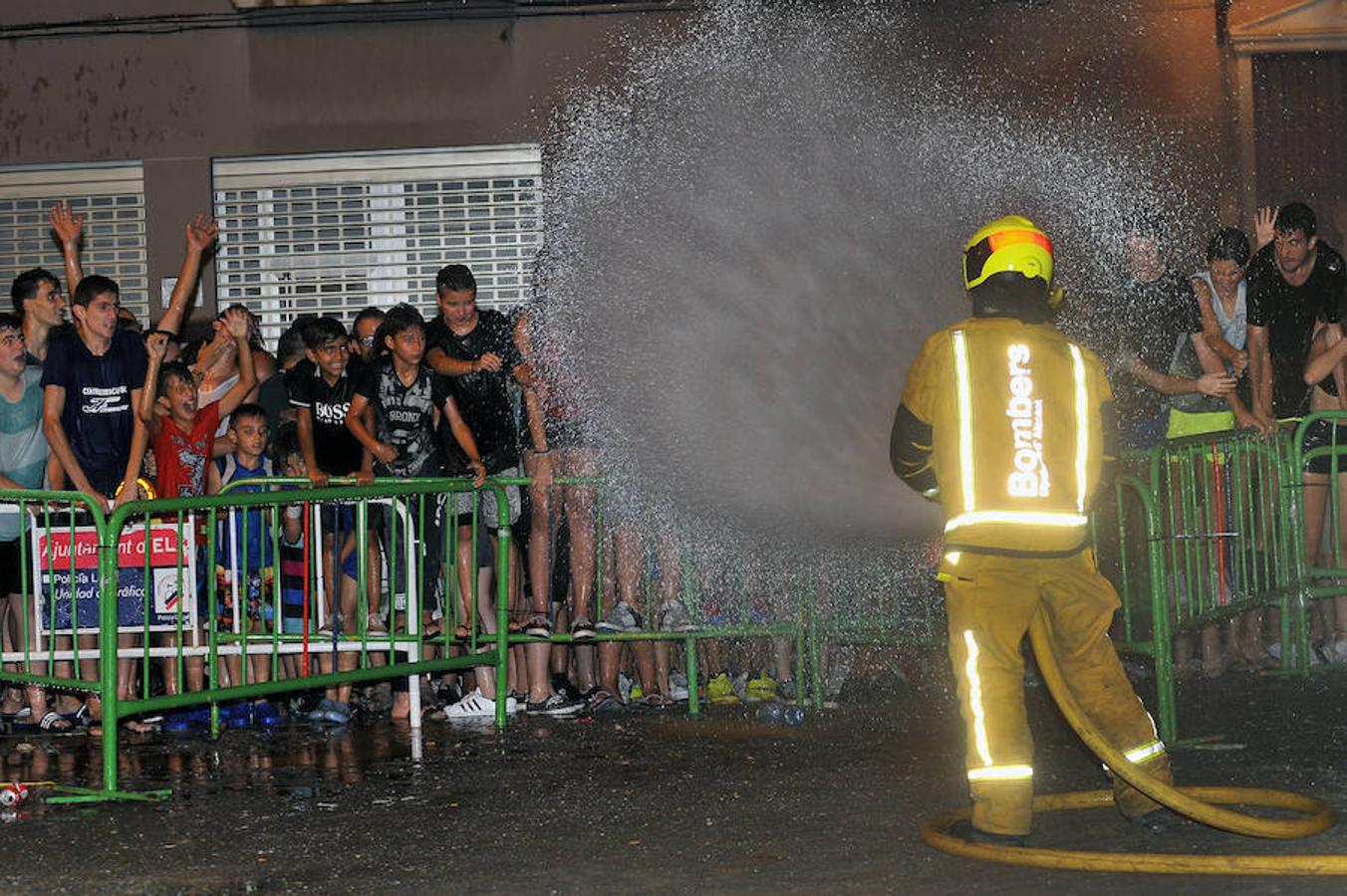 Fuego y agua en la cremà del Raval de Elche