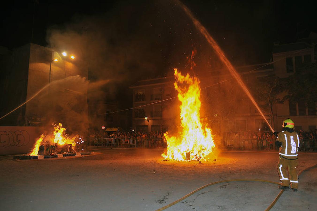 Fuego y agua en la cremà del Raval de Elche