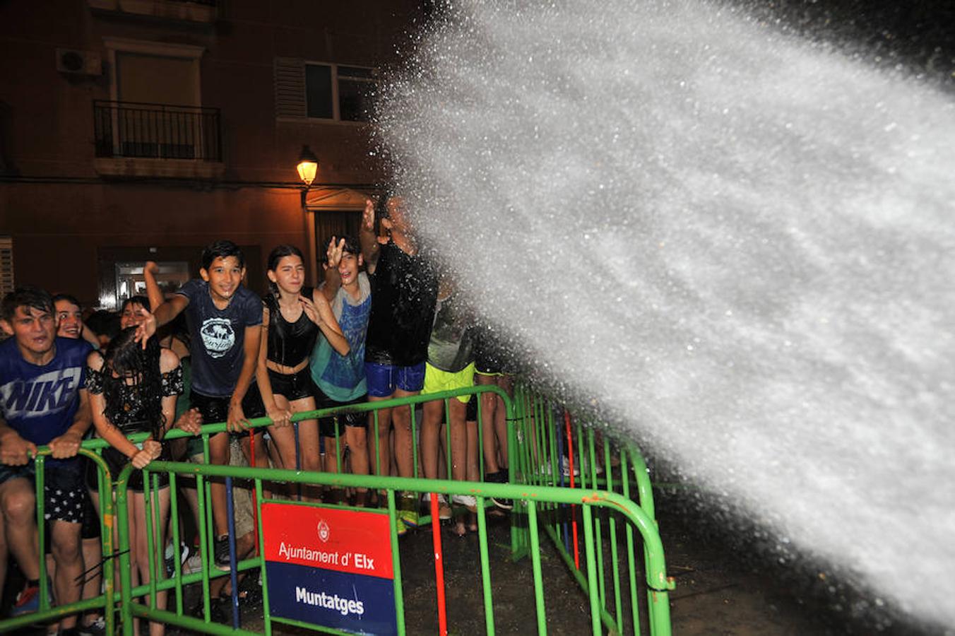 Fuego y agua en la cremà del Raval de Elche