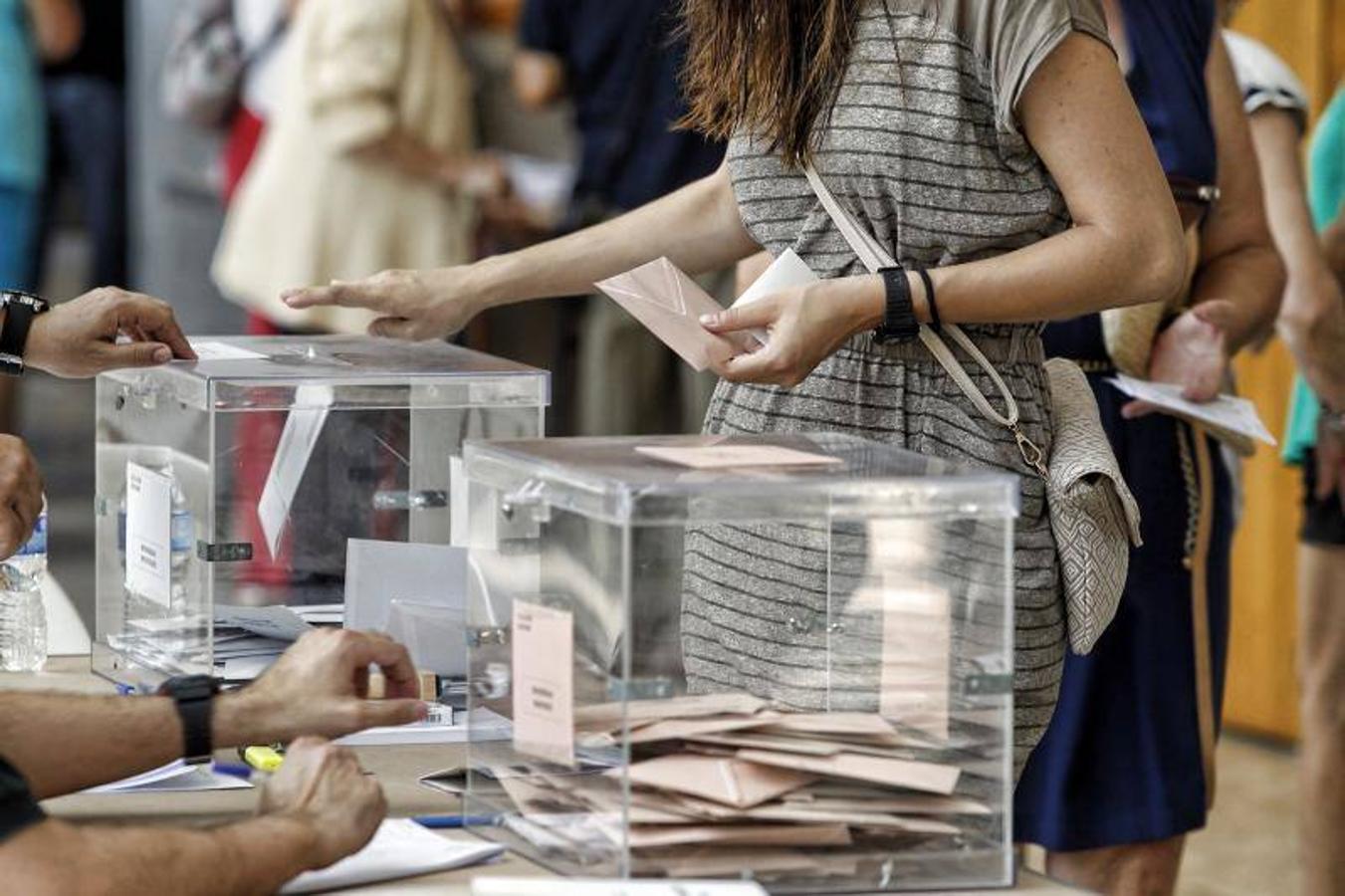 Los ciudadanos de Alicante ejercen su derecho al voto