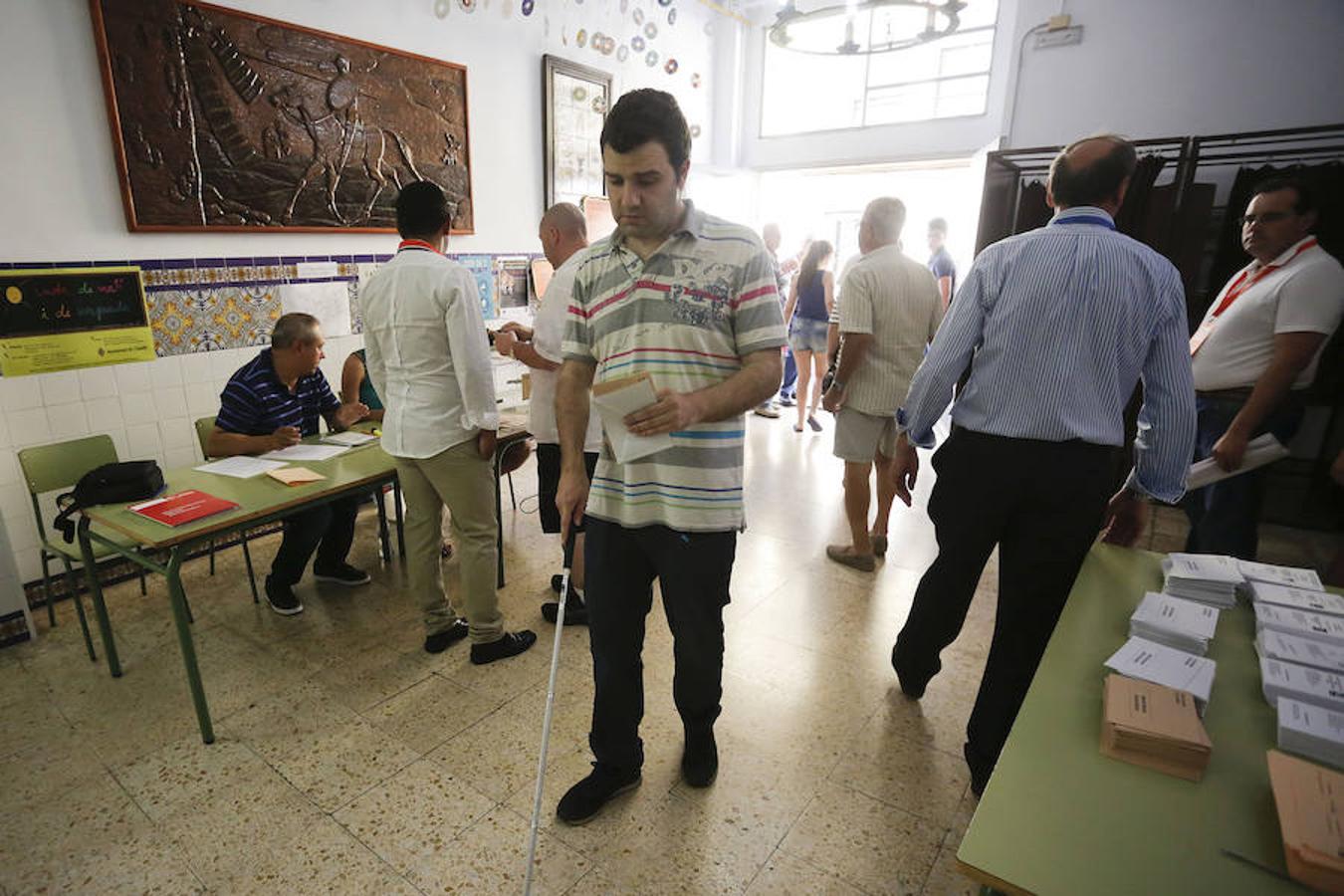 Marcos Lloréns, un castellonense con discapacidad visual, ha acudido a votar utilizando el kit accesible de voto en el Colegio Cervantes de la capital de La Plana y ha lamentado que las personas invidentes no tengan acceso al voto por correo accesible.