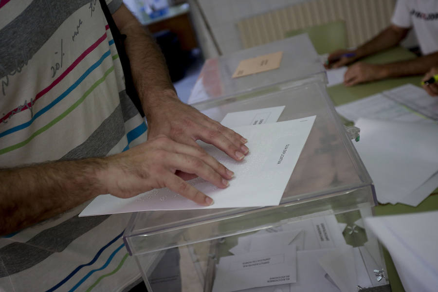 Marcos Lloréns, un castellonense con discapacidad visual, ha acudido a votar utilizando el kit accesible de voto en el Colegio Cervantes de la capital de La Plana y ha lamentado que las personas invidentes no tengan acceso al voto por correo accesible.