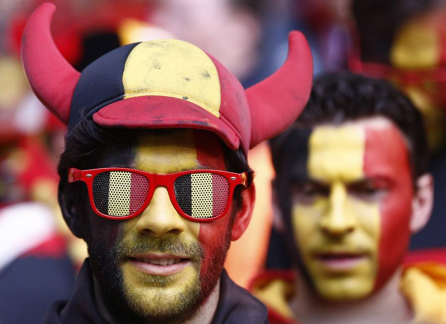 Los aficionados belgas y galeses inundan las gradas del estadio de Lille