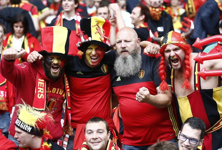 Los aficionados belgas y galeses inundan las gradas del estadio de Lille