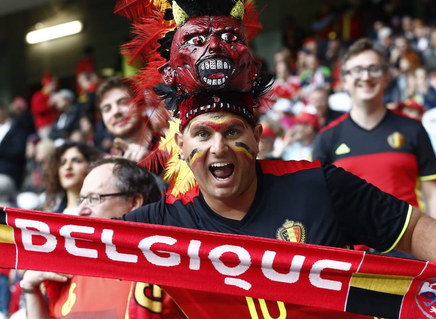 Los aficionados belgas y galeses inundan las gradas del estadio de Lille