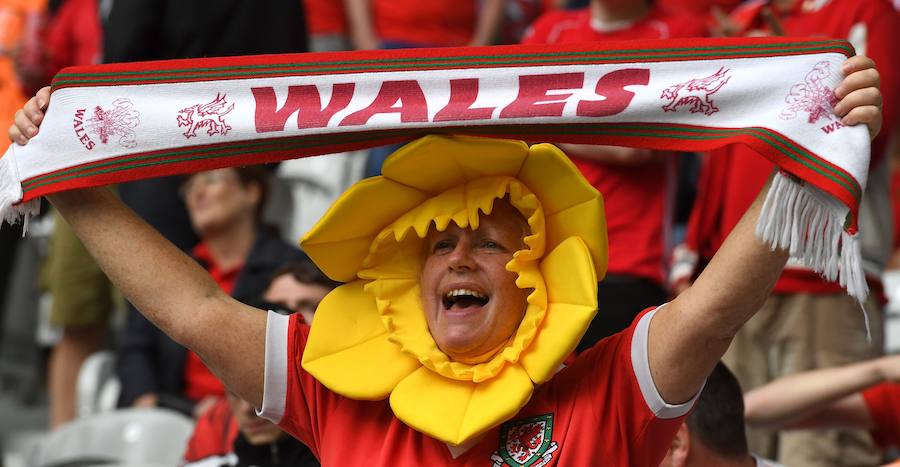 Los aficionados belgas y galeses inundan las gradas del estadio de Lille