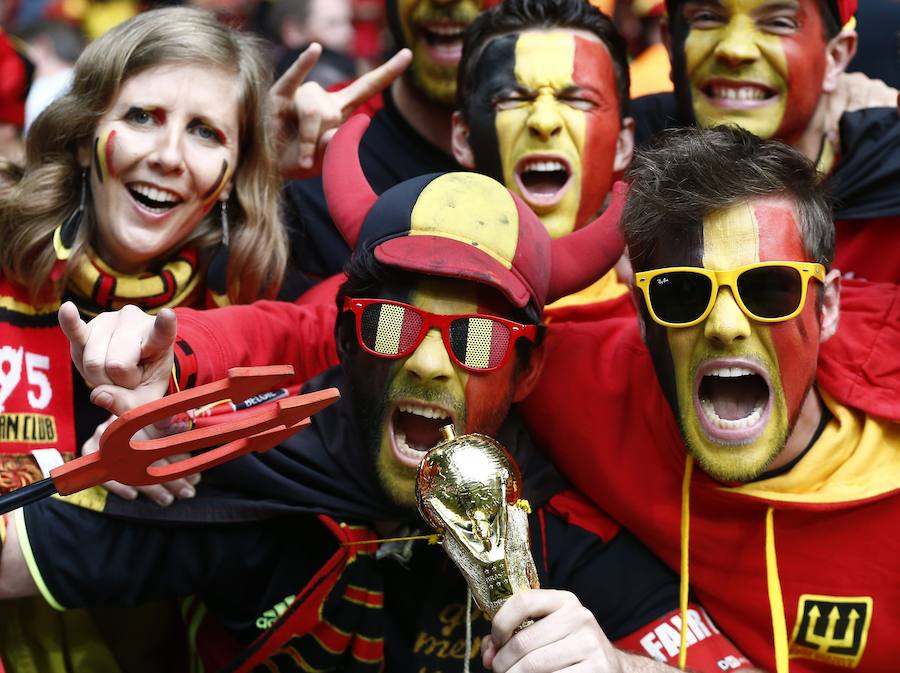 Los aficionados belgas y galeses inundan las gradas del estadio de Lille