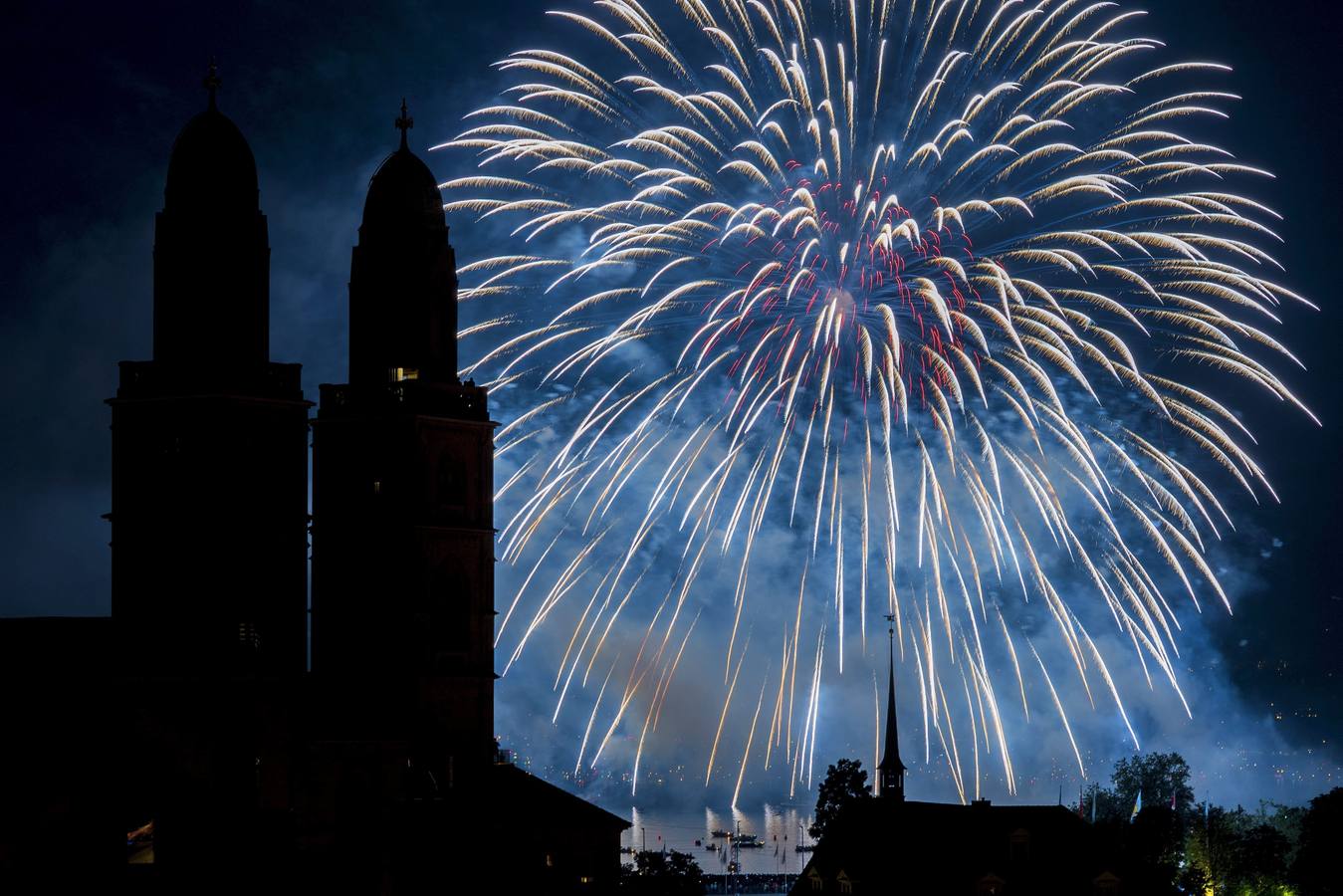 Un espectáculo de fuegos artificiales ilumina el cielo sobre la catedral Grossmuenster durante el Festival de Zúrich (Suiza) hoy, 1 de julio de 2016. El Festival atrae a casi dos millones de personas y se celebra del 1 al 3 de julio. EFE/Walter Bieri