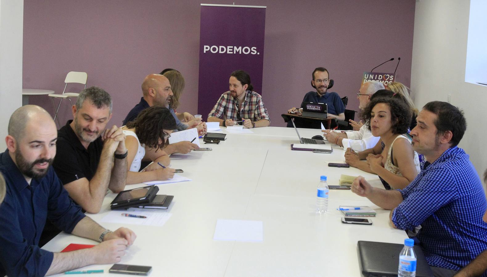 El secretario general de Podemos, Pablo Iglesias (c,i), y el secretario de Organización, Pablo Echenique (c,d), durante la reunión que han mantenido hoy con los secretarios autonómicos del partido para analizar los resultados de las elecciones y valorar la situación actual de la coalición. EFEVíctor Lerena