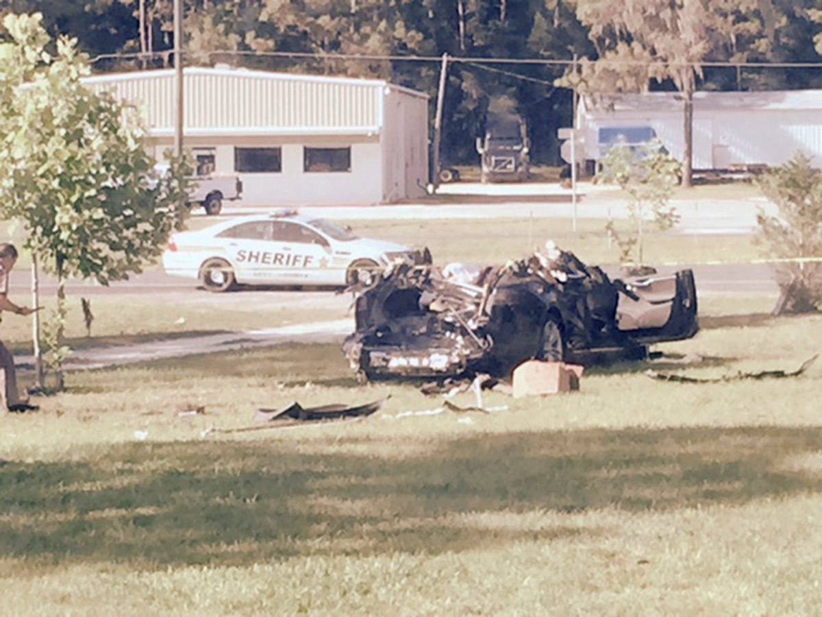 Tesla destrozado. El coche Tesla, destrozado tras estrellarse con el piloto automático puesto. El vehículo chocó en el jardín de Robert y Chrissy VanKavelaar en Williston (Florida). REUTERS