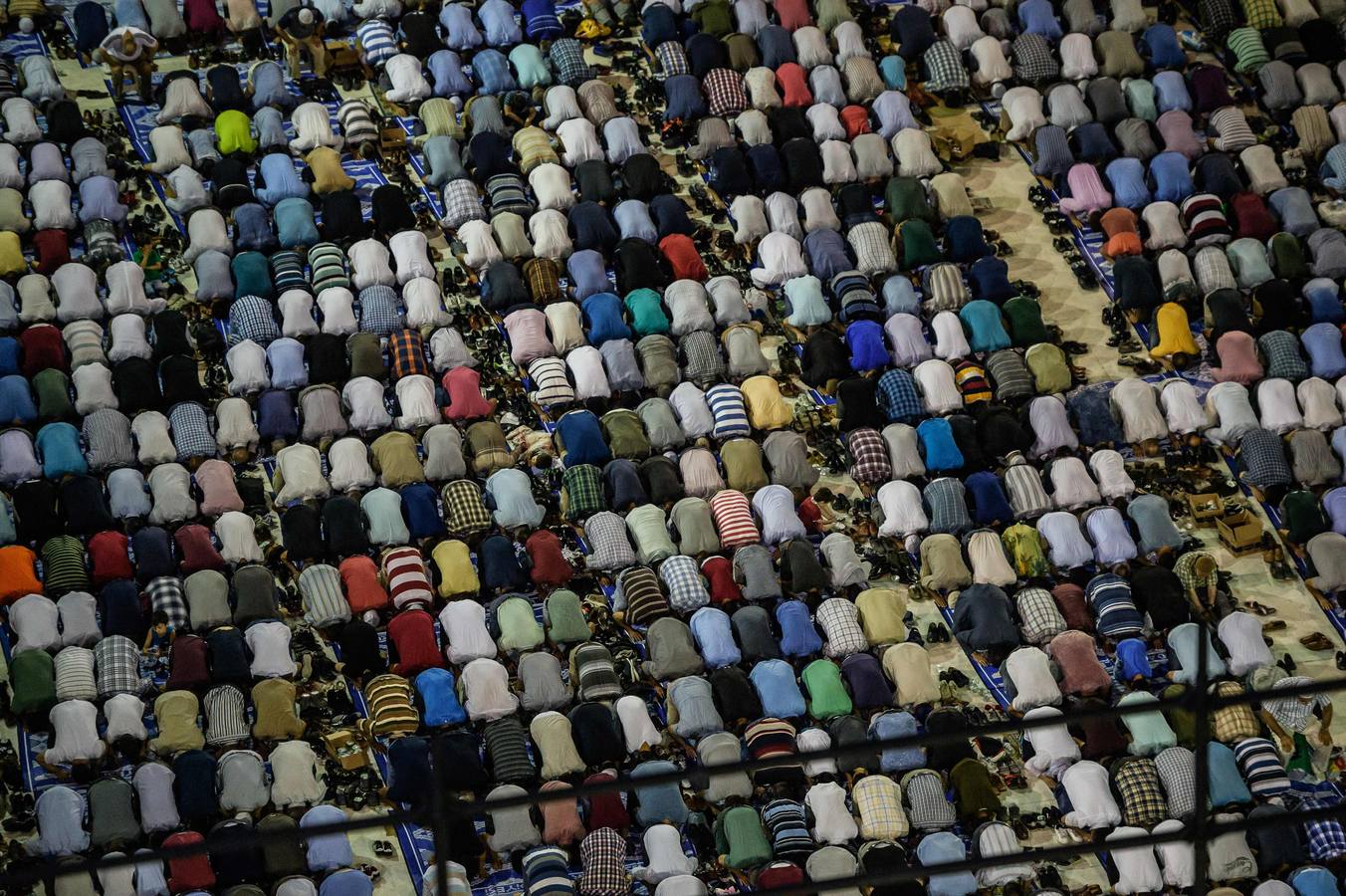 Último viernes de Ramadán en Estambul.. Hombres rezando en la mezquita de Camlica, en Estambul (Turquía). 60.000 personas han trabajado en la construcción de esta mezquita, la más grande Turquía. AFP PHOTO / OZAN KOSE